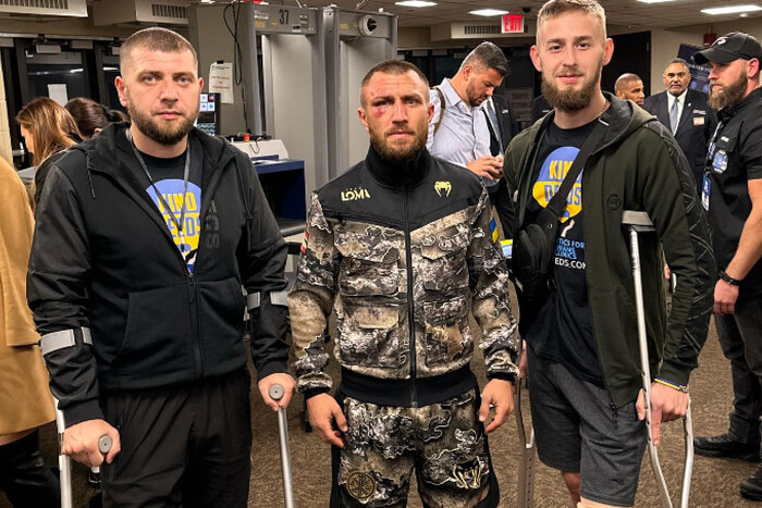 Боксери Усик та Ломаченко зустрілися з воїнами ЗСУ у Нью-Йорку (фото)