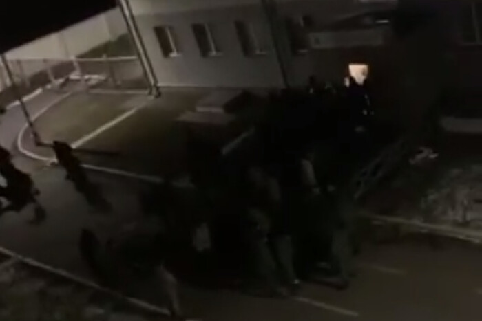 «Стінка на стінку»: російські контрактники жорстко побились з «мобіками» (відео)