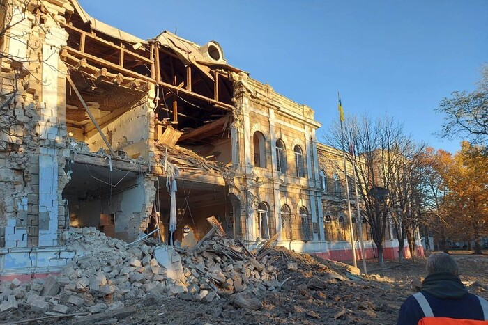 Рашисти атакували центр Миколаєва ракетами С-300: фото та відео наслідків
