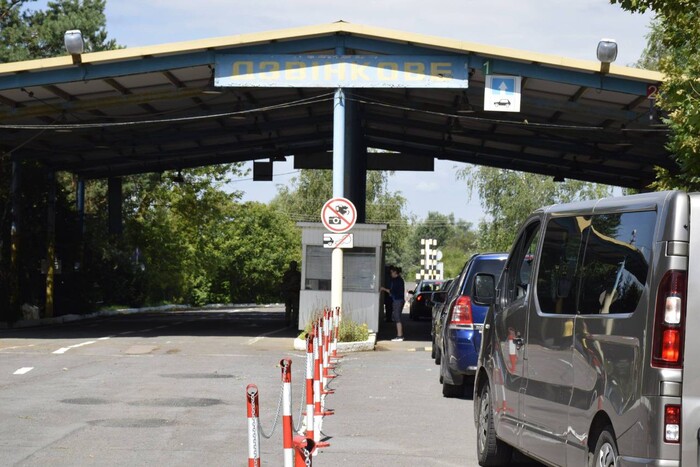 Пункт пропуску на кордоні з Угорщиною призупинив роботу: названо причину
