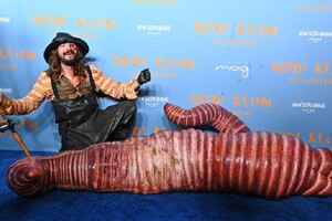Хайді Клум прийшла на вечірку на честь Хеллоуїну в костюмі велетенського хробака