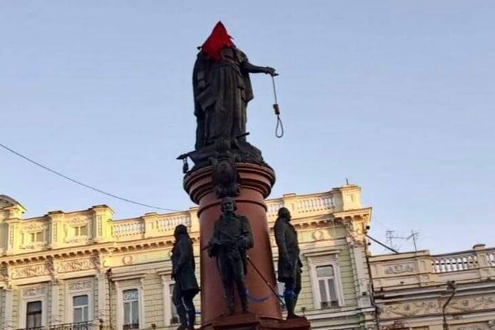 Образ ката: активісти «прикрасили» пам’ятник Катерині ІІ в Одесі (фото, відео)