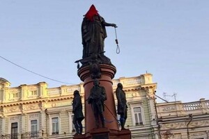 Образ ката: активісти «прикрасили» пам’ятник Катерині ІІ в Одесі (фото, відео)