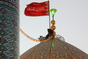 Над мечетью в Иране подняли «флаг мести»