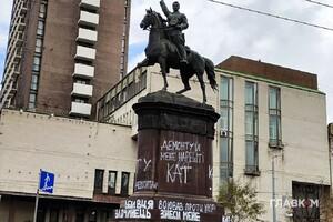 Активісти розписали словами «кат» та «вбивця» пам’ятник Миколі Щорсу – ватажка більшовиків, який воював проти України