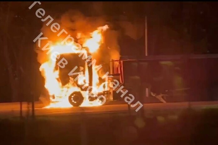 У Києві спалахнула вантажівка (відео)