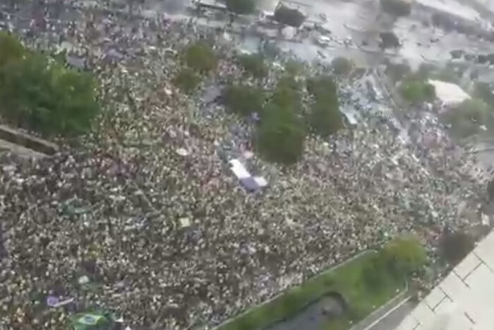 Вибори у Бразилії: авто таранить людей, а президент Болсонару закликає громадян розійтись (фото, відео)