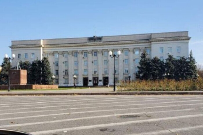 В Херсоне со здания ОГА исчез российский флаг (фото)