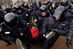 У РФ жорстко розганяють протести невдоволених діями влади