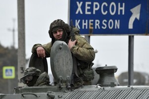 Російська армія не поспішає відходити з Херсона