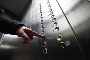 Через аварійні та стабілізаційні відключення електропостачання у Києві збільшилась кількість викликів на деблокування дверей ліфтової кабіни