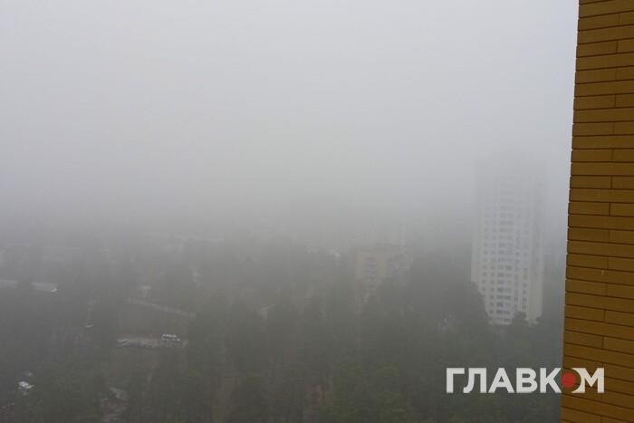 Видимість обмежена. Київ зранку накрив густий туман