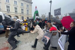 Активісти у Варшаві під посольством Угорщини «витягали Орбана з дупи Путіна»