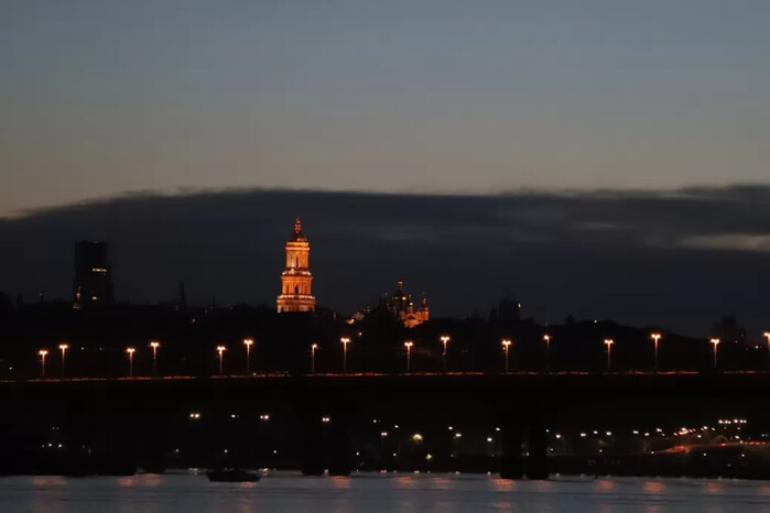 З'явилось відео, як лівий берег Києва відключили від енергопостачання