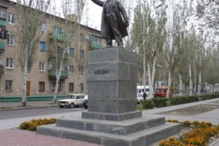 Рашисти повернули пам’ятник Леніну в окупованому Мелітополі (фото)