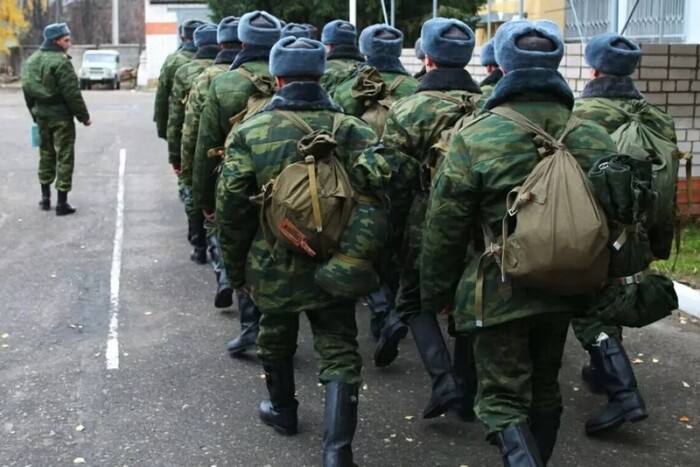 «Військкомати не справляються»: Арестович назвав реальні цифри мобілізованих росіян