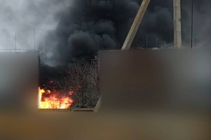 У Бєлгородській області пролунали вибухи та спалахнула пожежа (відео)