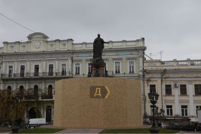 Пристрасті довкола пам’ятника Катерині ІІ в Одесі: влада заховала монумент в чорний пакет (фото)