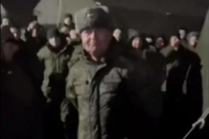 «Шатай режим! У*бывай отсюда!»: у Казані «мобіки» влаштували бунт (відео)
