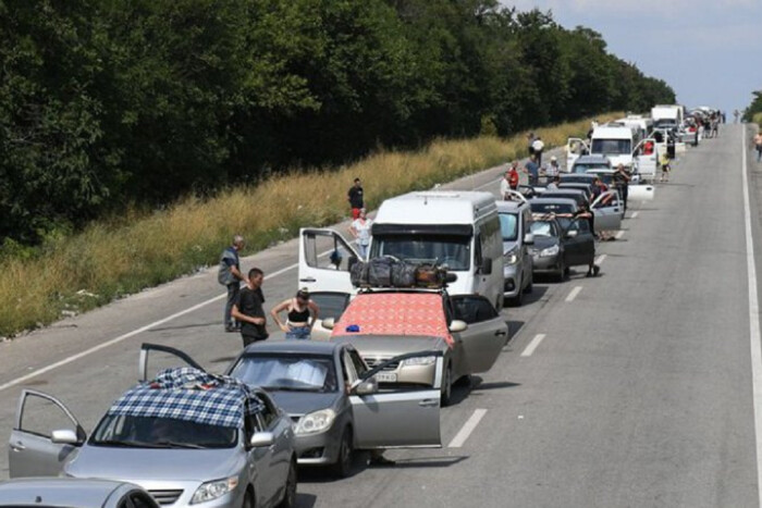 Тисячі чекають черги: окупанти блокують виїзд українців на підконтрольну територію