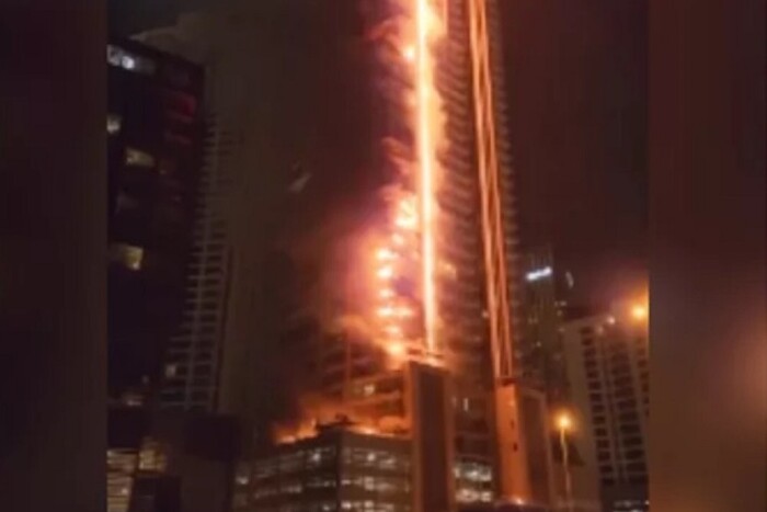 У центрі Дубаю палає 35-поверховий хмарочос (відео) 