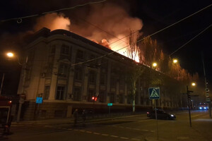 В Донецьку горить будівля залізничної адміністрації