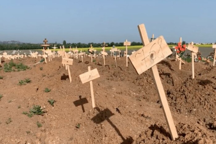 Поблизу Маріуполя знайдено понад 1500 нових могил – ВВС (фото)