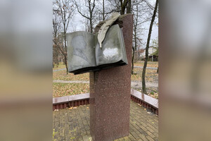 Невідомі пошкодили пам'ятники Булгакову у Бучі