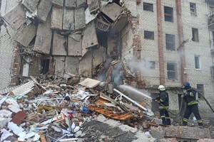 Окупанти влучили у багатоповерхівку в Лимані: зруйновано вісім поверхів (фото)