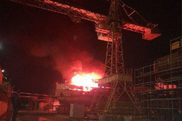 У порту Астрахані, який приймає іранські вантажі, загорівся корабель (фото, відео) 