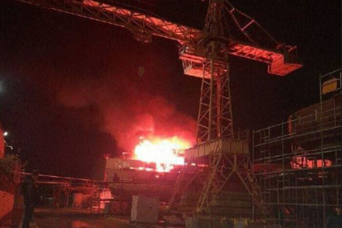 В порту Астрахани, который принимает иранские грузы, загорелся корабль (видео, фото)