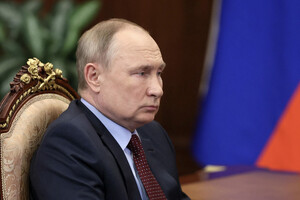 По данным СМИ, рискнуть быть униженным, получив публичную оплеуху, Путин не готов