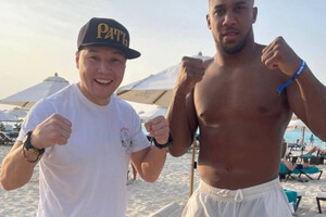 Джошуа виклав спільне фото з російським боксером, який хоче воювати проти України