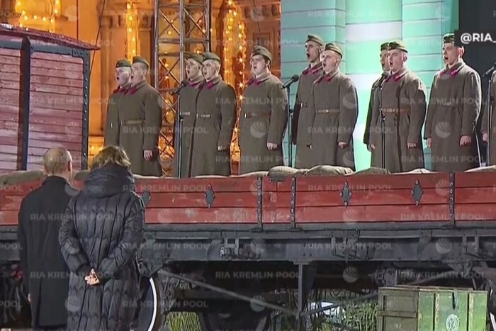 Росіян зігнали на вантажний вагон, щоб заспівали для Путіна (відео)