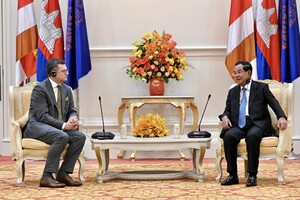 Кулеба був першим іноземним гостем, який привітав прем'єра з днем незалежності Камбоджі