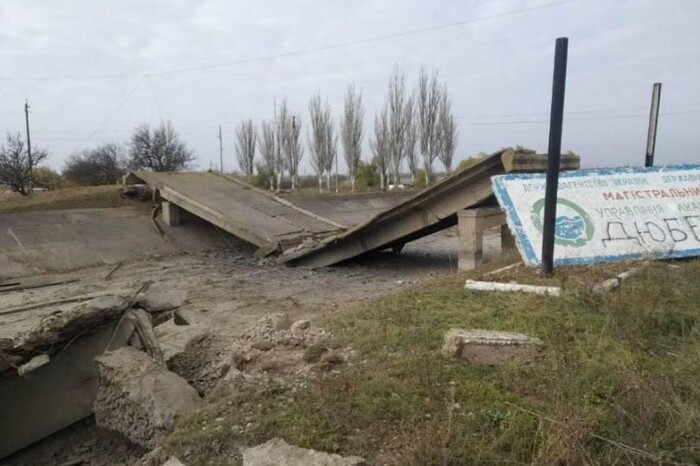 Бояться контрнаступу ЗСУ. На Херсонщині окупанти підривають мости (фото)
