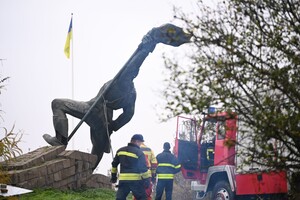 В Ужгороді знесено символ радянських «визволителів» (фото)  
