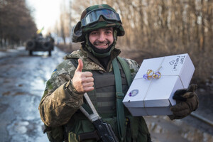Волонтери постійно підтримують українських воїнів