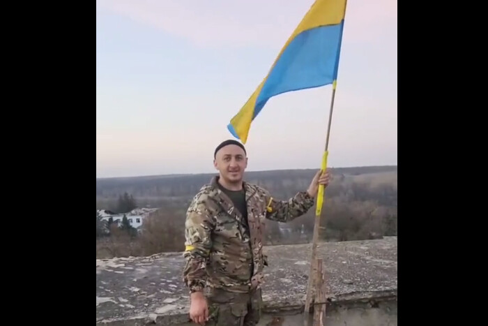 Українські військові встановили прапор у Калинівському (відео)
