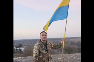 Українські військові встановили прапор у Калинівському (відео)