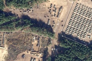 Супутникові знімки показують, що впродовж останнього місяця Росія встановила понад 300 наметів у трьох місцях для тимчасового розміщення солдатів на трьох полігонах у Білорусі
