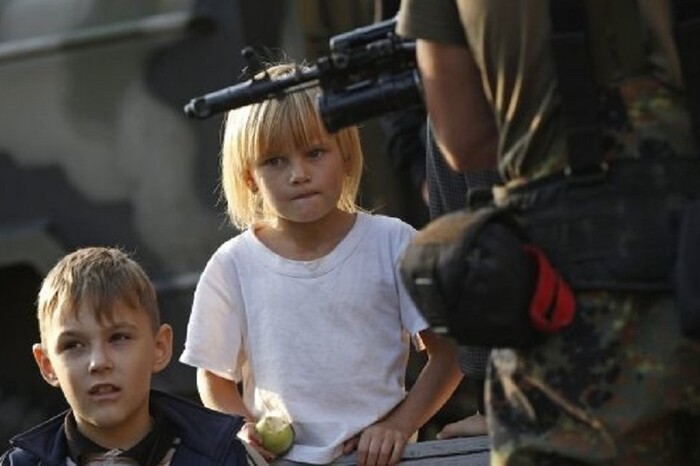 Путін активно взявся за дітей: у російських школах вчитимуть вбивати та ховатися в кущах 
