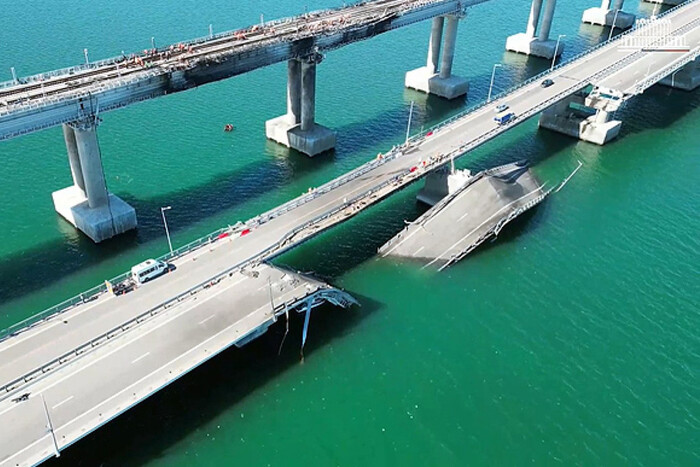 Рашисты приостанавливают движение по Крымскому мосту