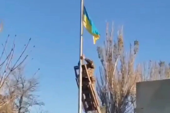 Місцеві співали гімн: ЗСУ встановили український прапор у Станіславі (відео)