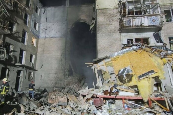 Окупанти влучили у  п'ятиповерхівку Миколаєва: є загиблі (фото) 