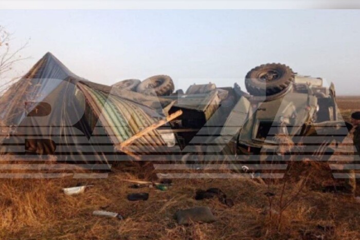Аварія в Криму: вантажівка з окупантами врізалася в легкове авто (фото)