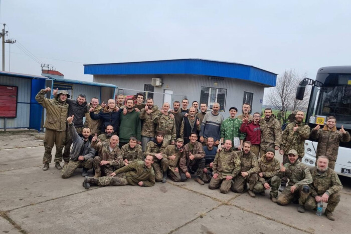 Украина провела обмен пленными. Домой вернулись еще 45 военных (видео)