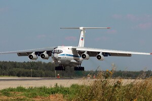 У проміжку між 15:30-16:00 на аеродром у Мачулищах прилетіли одразу чотири Іл-76 Росії