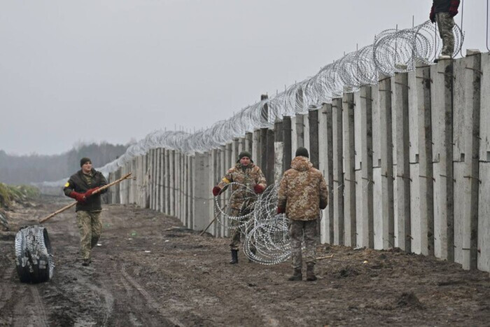 Украина строит стену на границе с Беларусью: первые фото