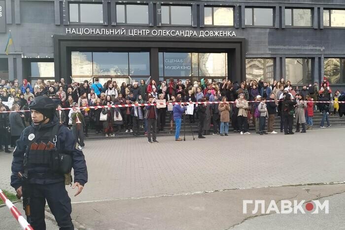 Протест, полиция и взрывчатка: под Довженко-Центром неспокойно (фото, видео)